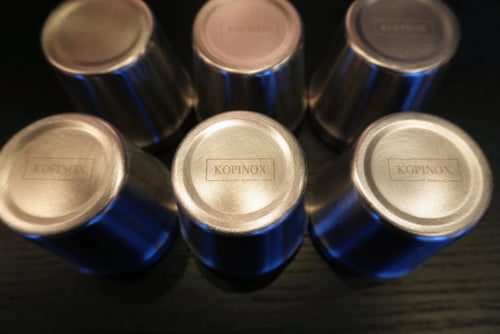 De onderzijde van 6 dubbelwandige inox koffiebekers met het Kopinox logo n gegraveerd
