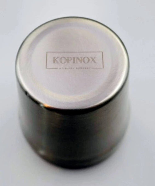 De onderzijde van een dubbelwandige inox koffiebeker met het kopinox logo gegraveerd.